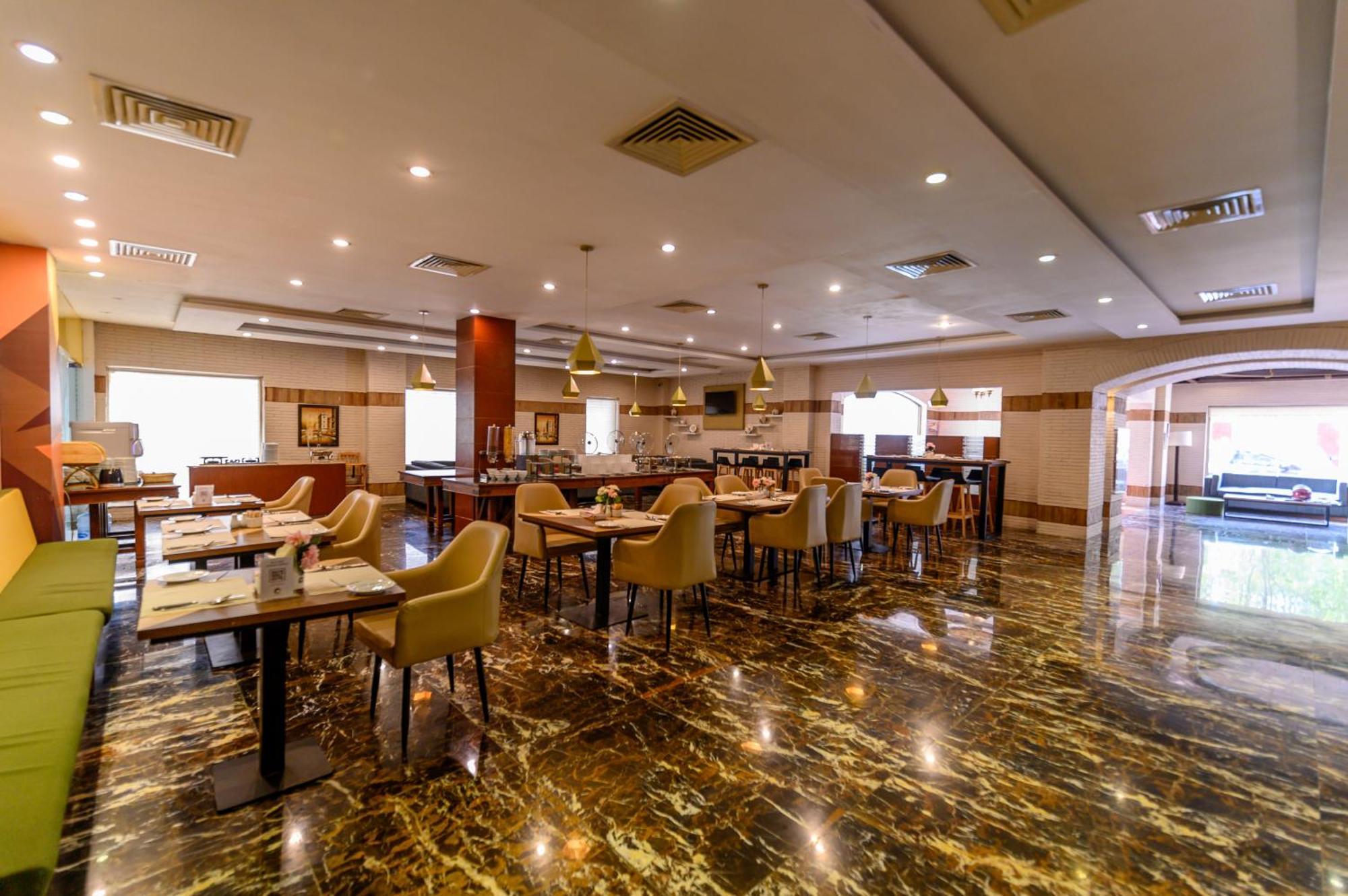 Hotel One Faisalabad Bagian luar foto
