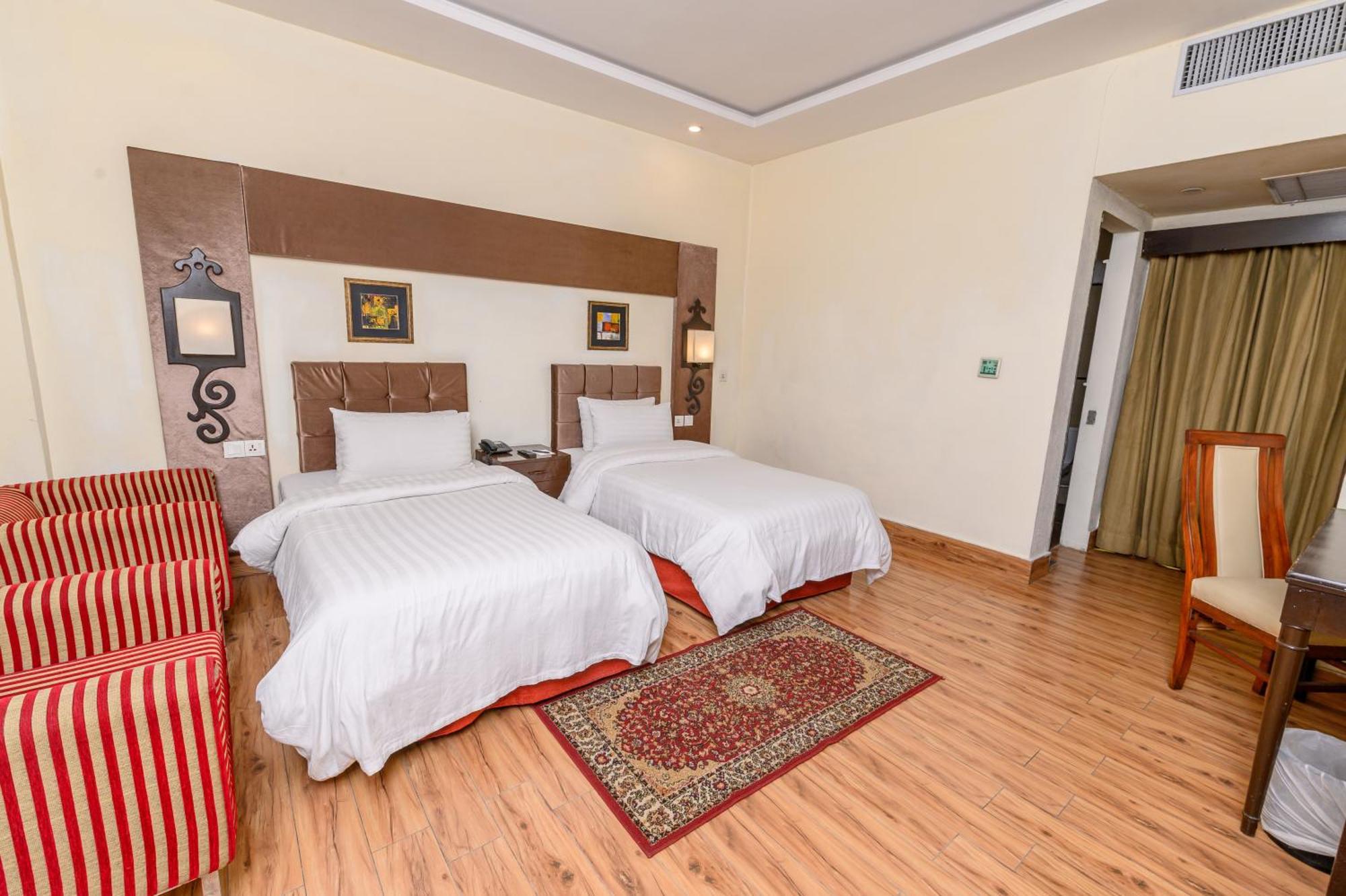 Hotel One Faisalabad Bagian luar foto