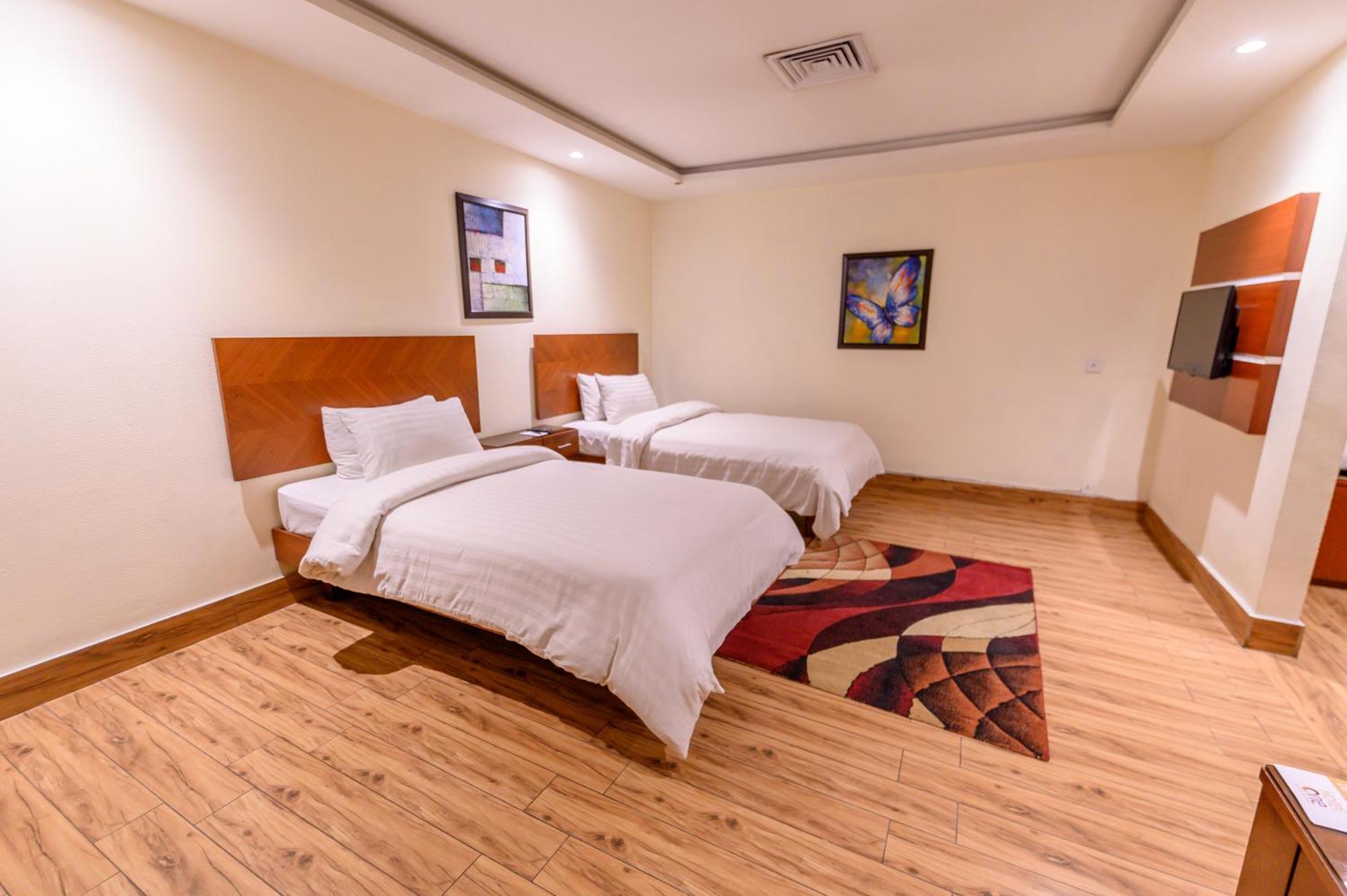 Hotel One Faisalabad Bagian luar foto