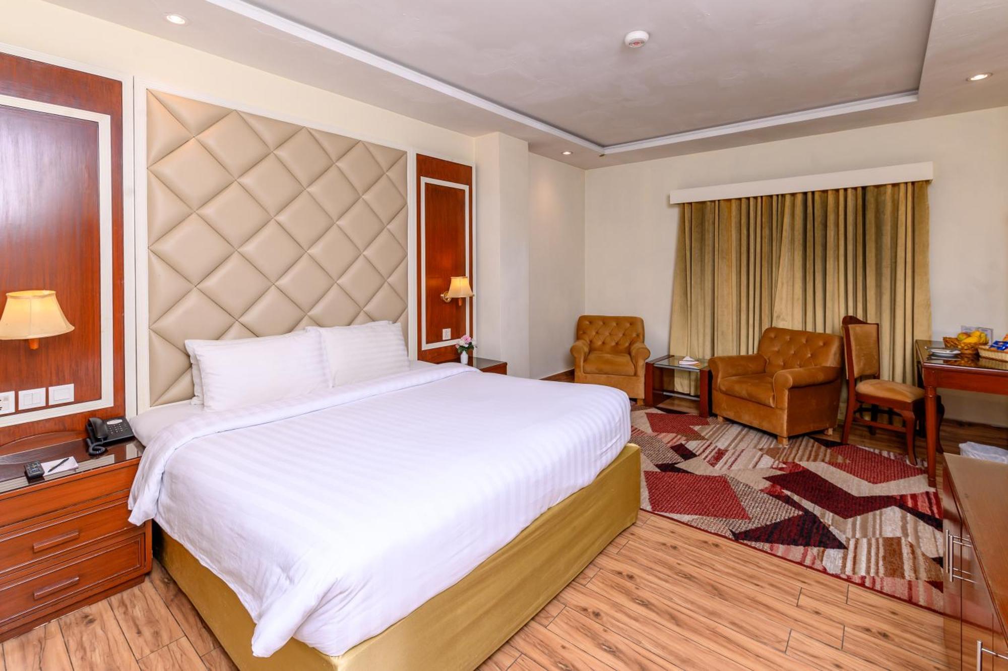 Hotel One Faisalabad Bagian luar foto