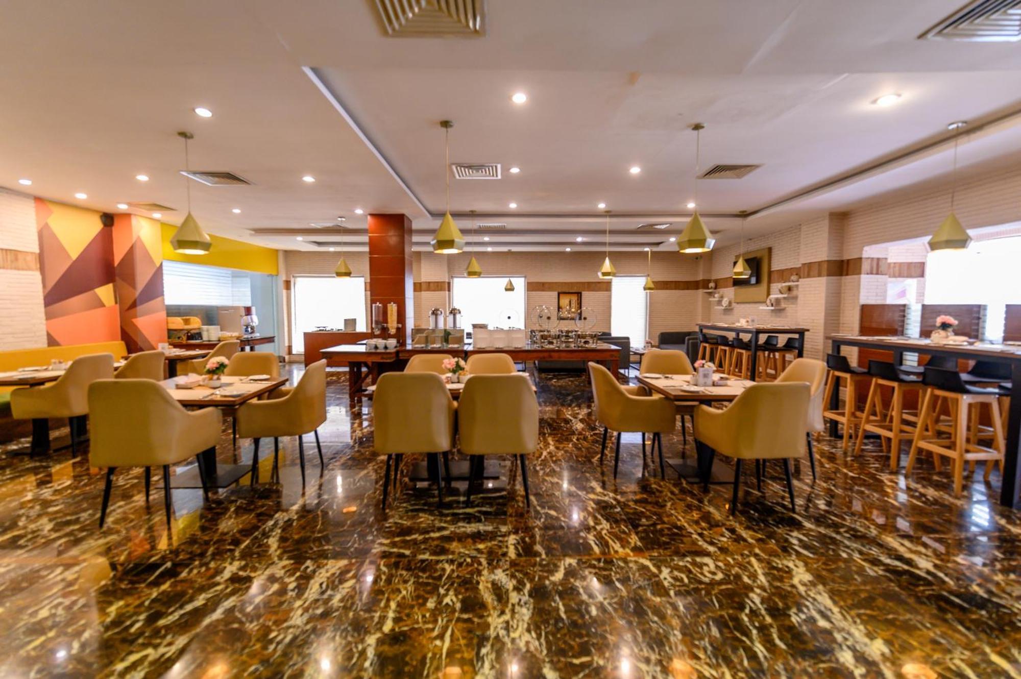 Hotel One Faisalabad Bagian luar foto