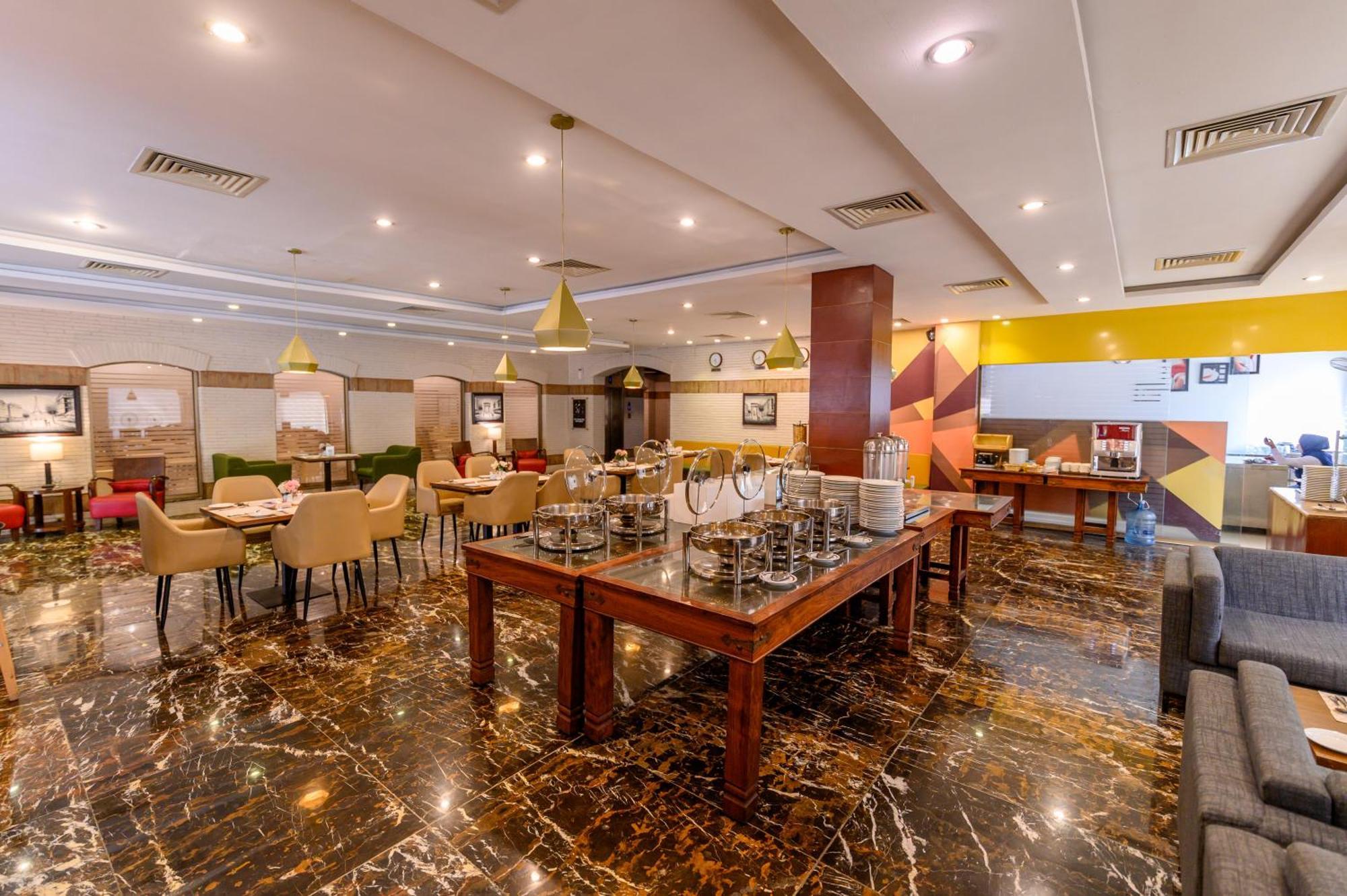 Hotel One Faisalabad Bagian luar foto