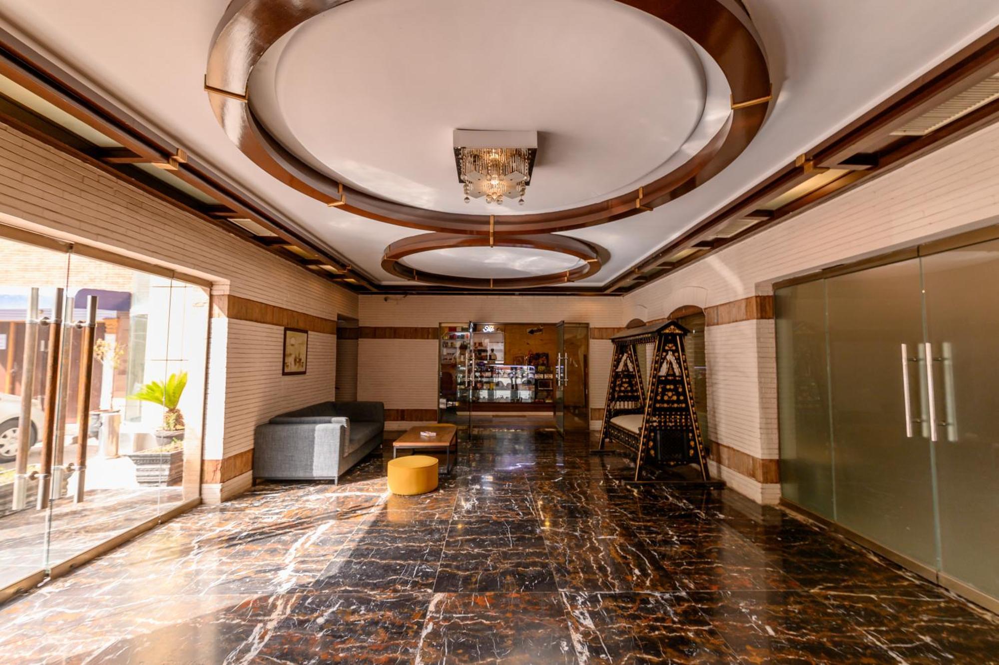 Hotel One Faisalabad Bagian luar foto