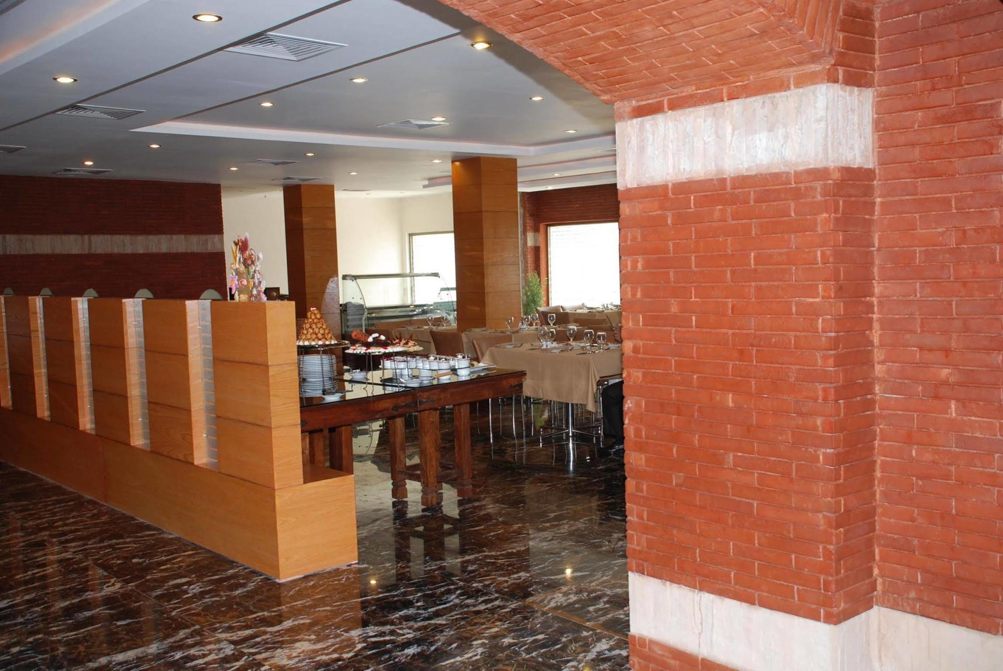 Hotel One Faisalabad Restoran foto